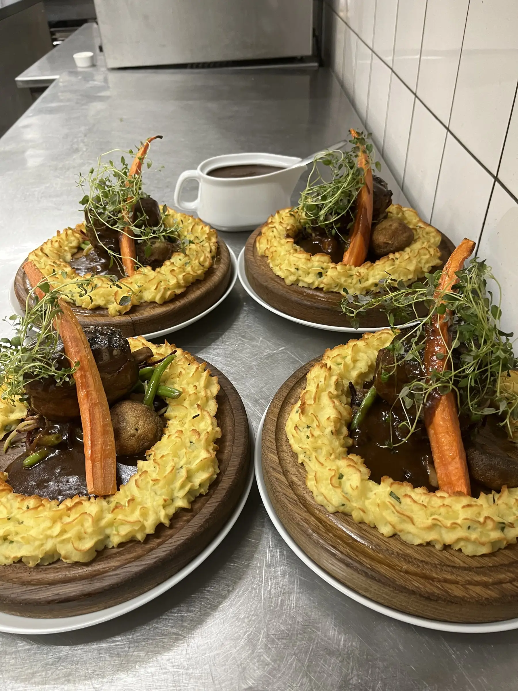 Andelår med kartoffelmos, gulerødder og sauce i køkkenet