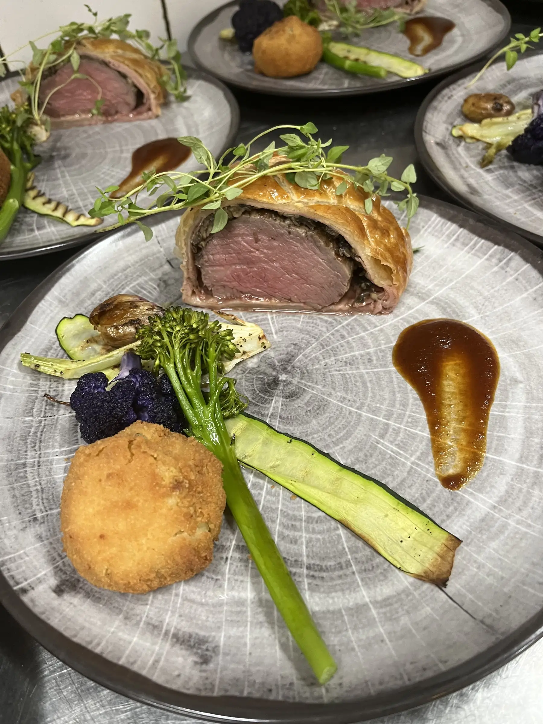 Beef Wellington med grøntsager, kartoffelkrokette og sauce
