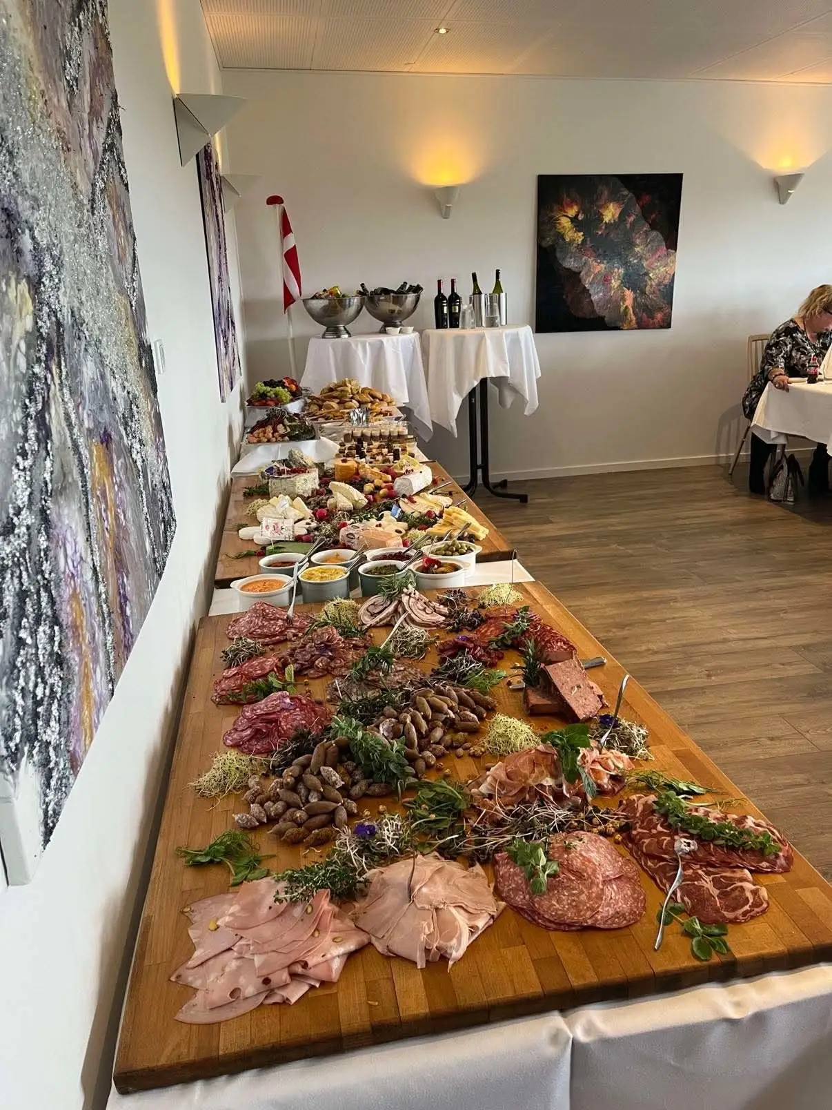 Langt buffetbord med pålæg og retter i selskabslokalet