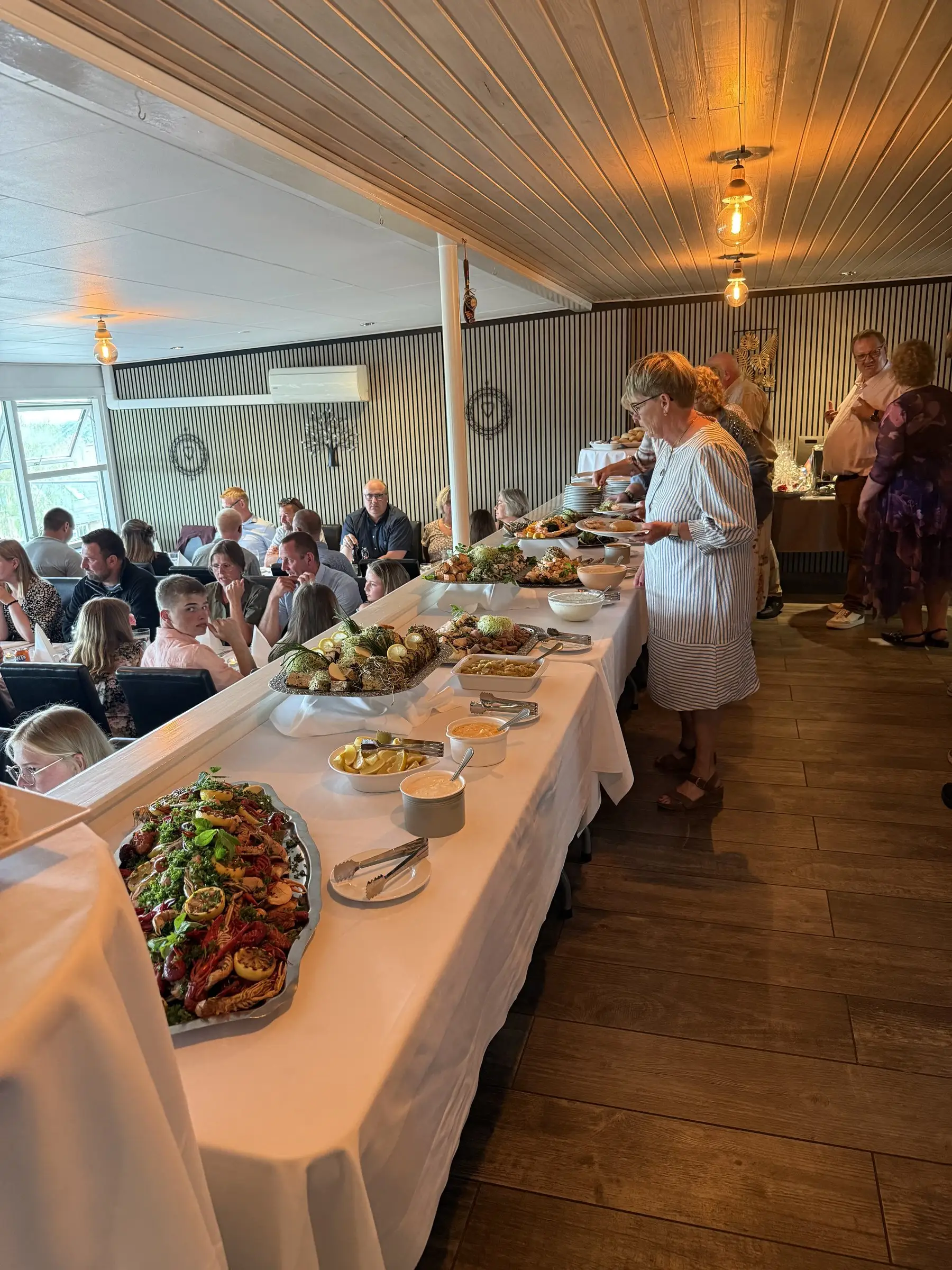 Gæster ved buffeten i restauranten under et selskab