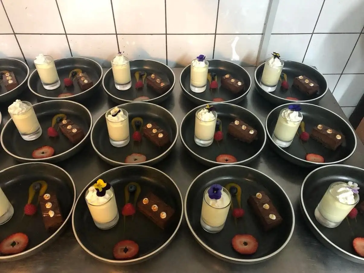 Desserter med panna cotta og chokoladekage på række