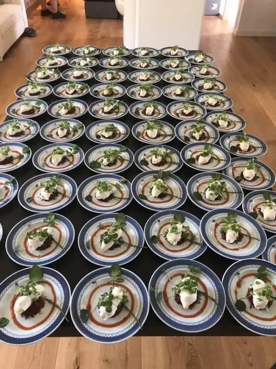 Mange desserttallerkener dækket op til et stort selskab
