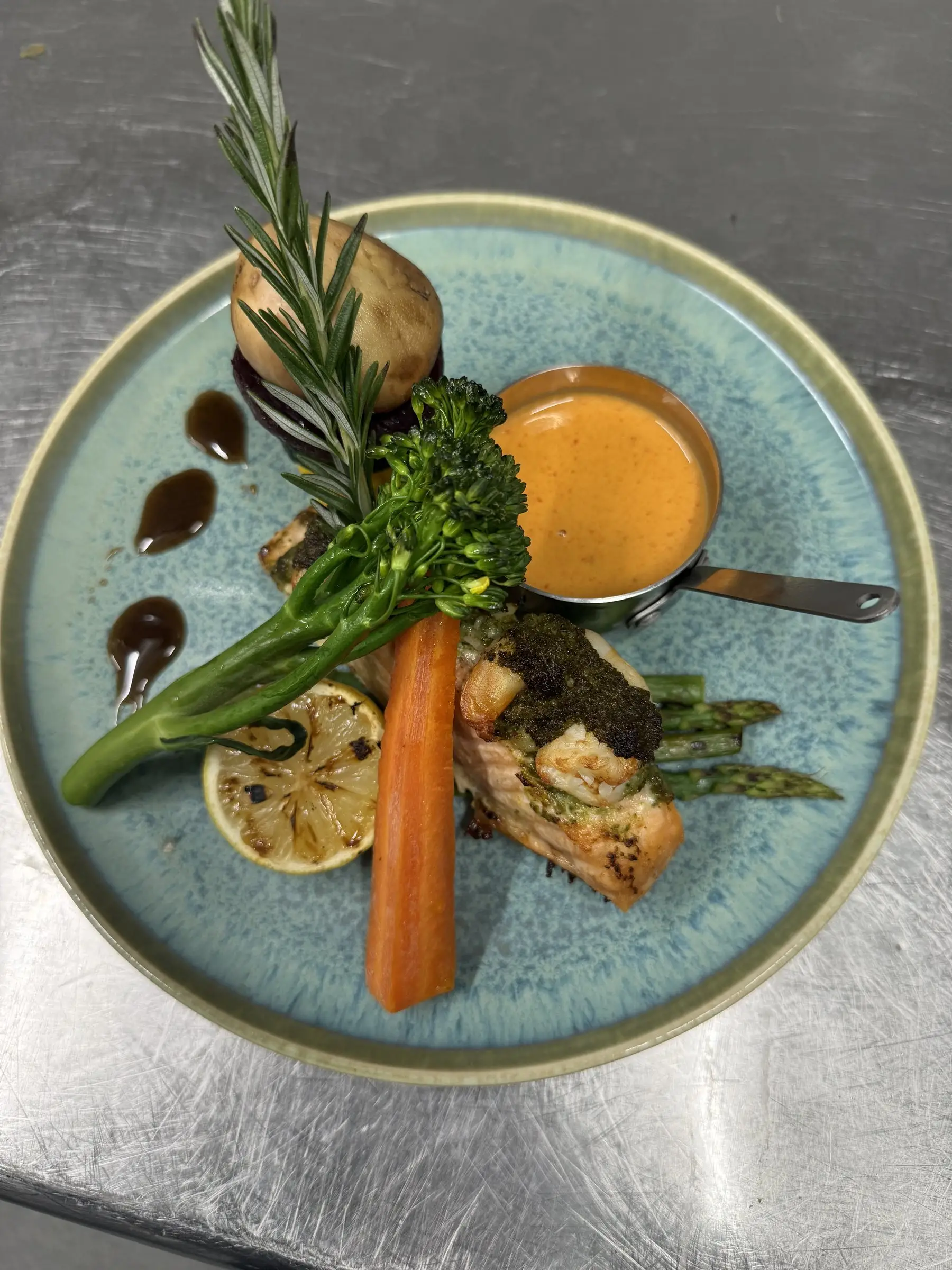 Fisk med broccolini, gulerod, grillet citron og sauce