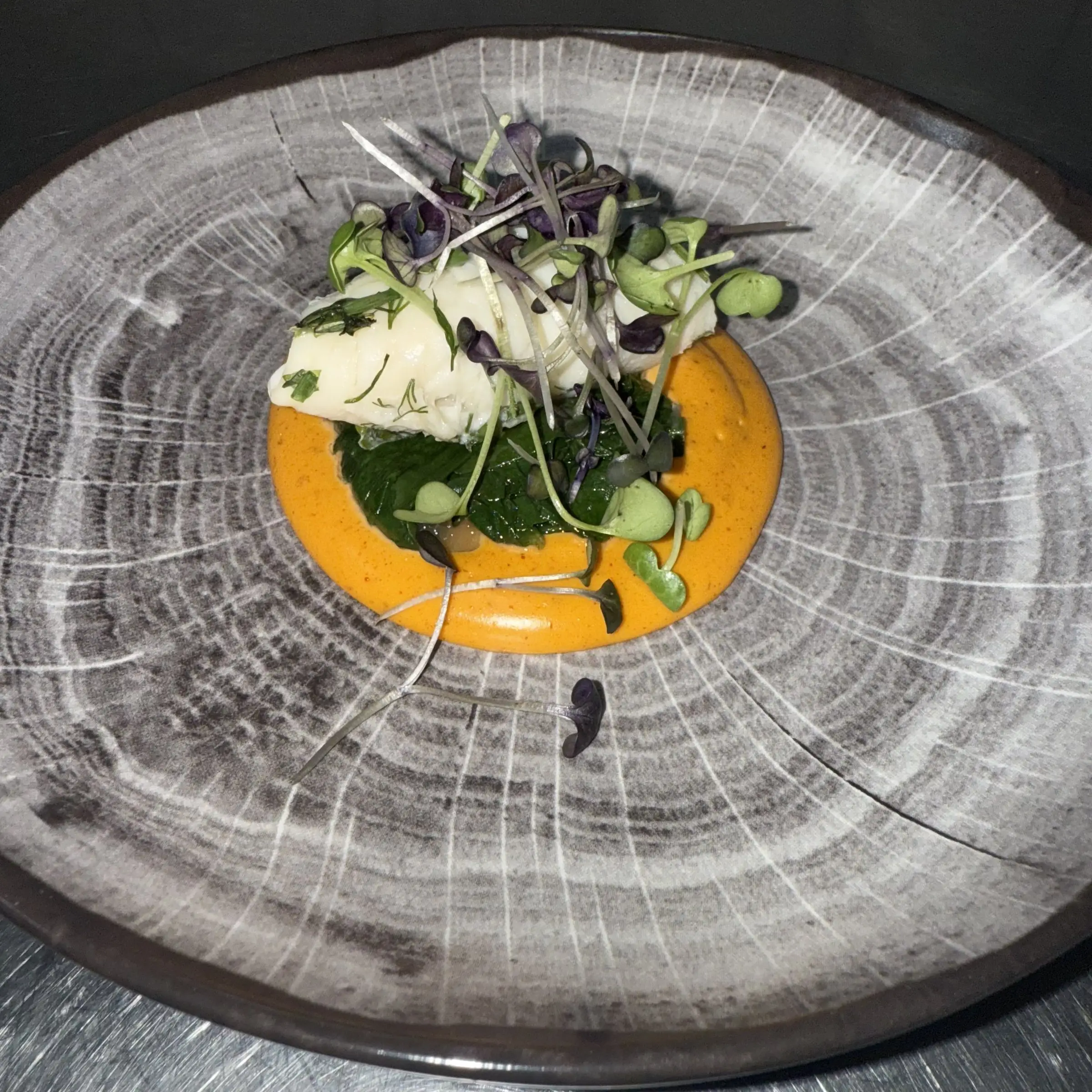 Fisk på spinat med appelsinsauce og friske spirer
