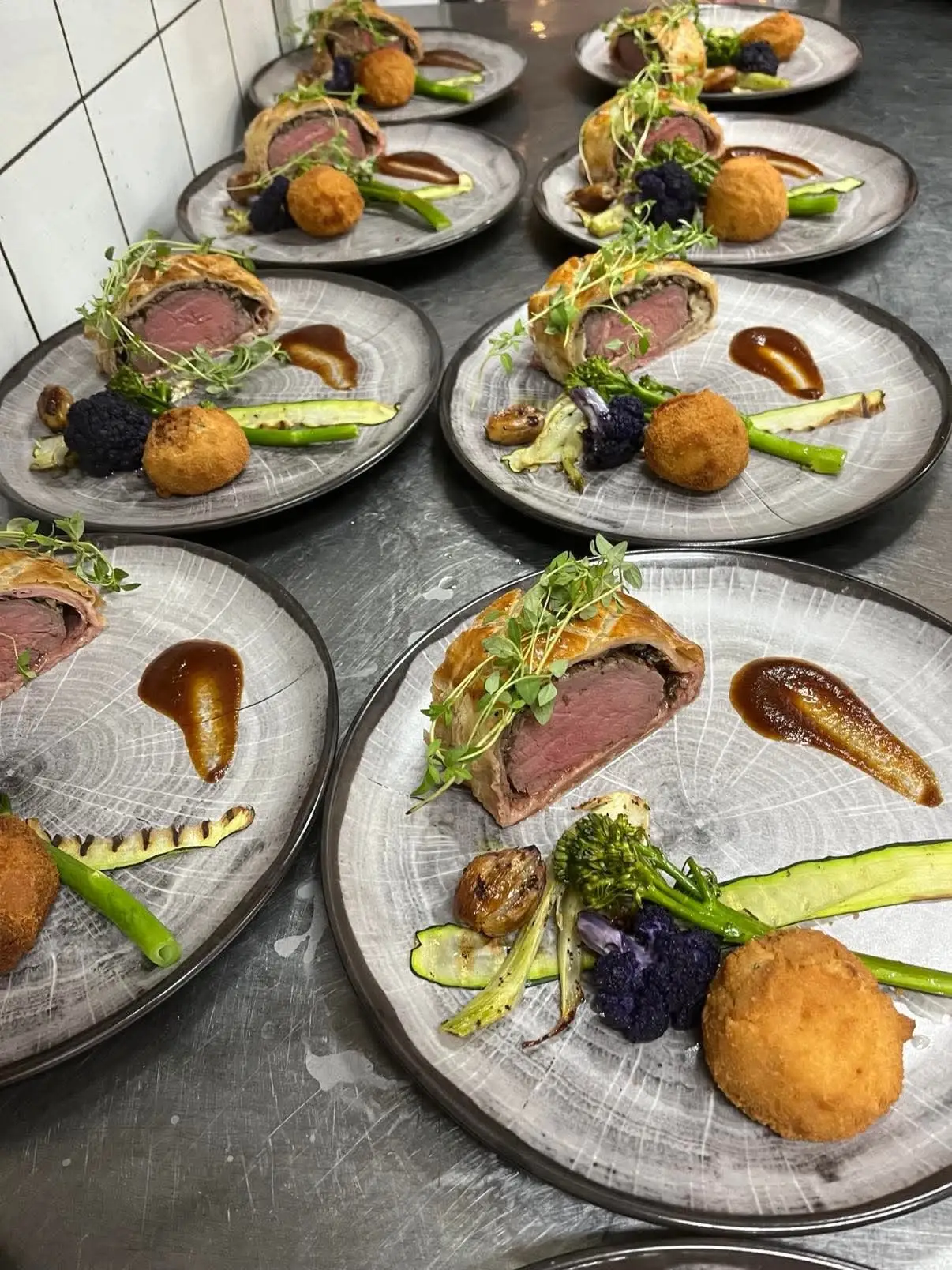Hovedretter med Wellington og kartoffelkroketter klar til at gå ud