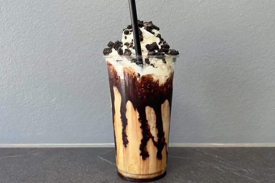Iskaffe med flødeskum, chokoladesauce og knuste Oreo-kiks