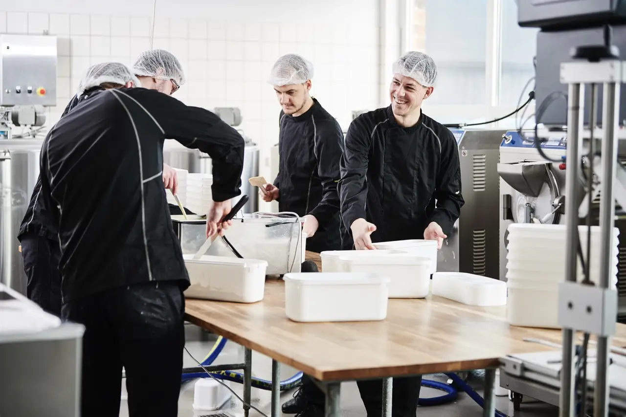 Isproduktionen hos Kastbergs, hvor isen laves i hvide bøtter