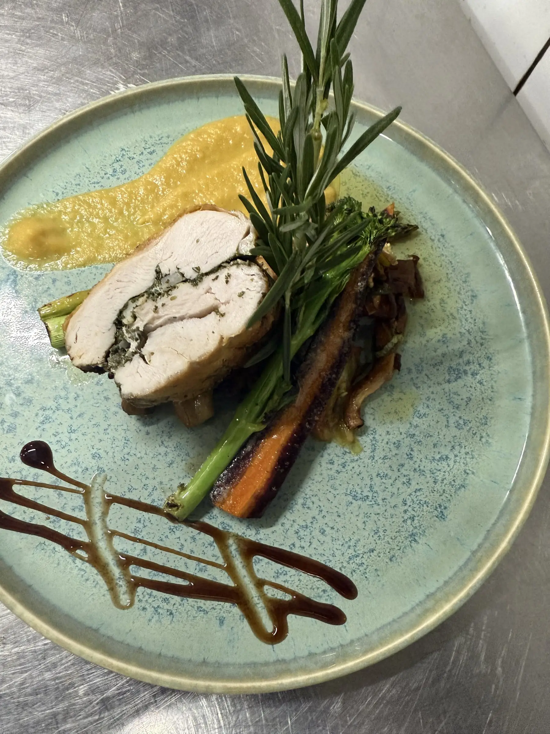 Kyllingeroulade med rosmarin, gulerødder og sauce