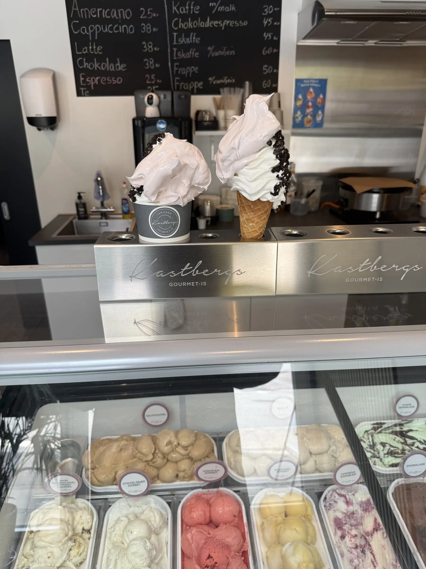 To softice i vaffel på disken foran isdisken og kaffetavlen