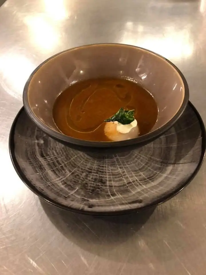 Suppe med creme fraiche og krydderurter i en dyb skål