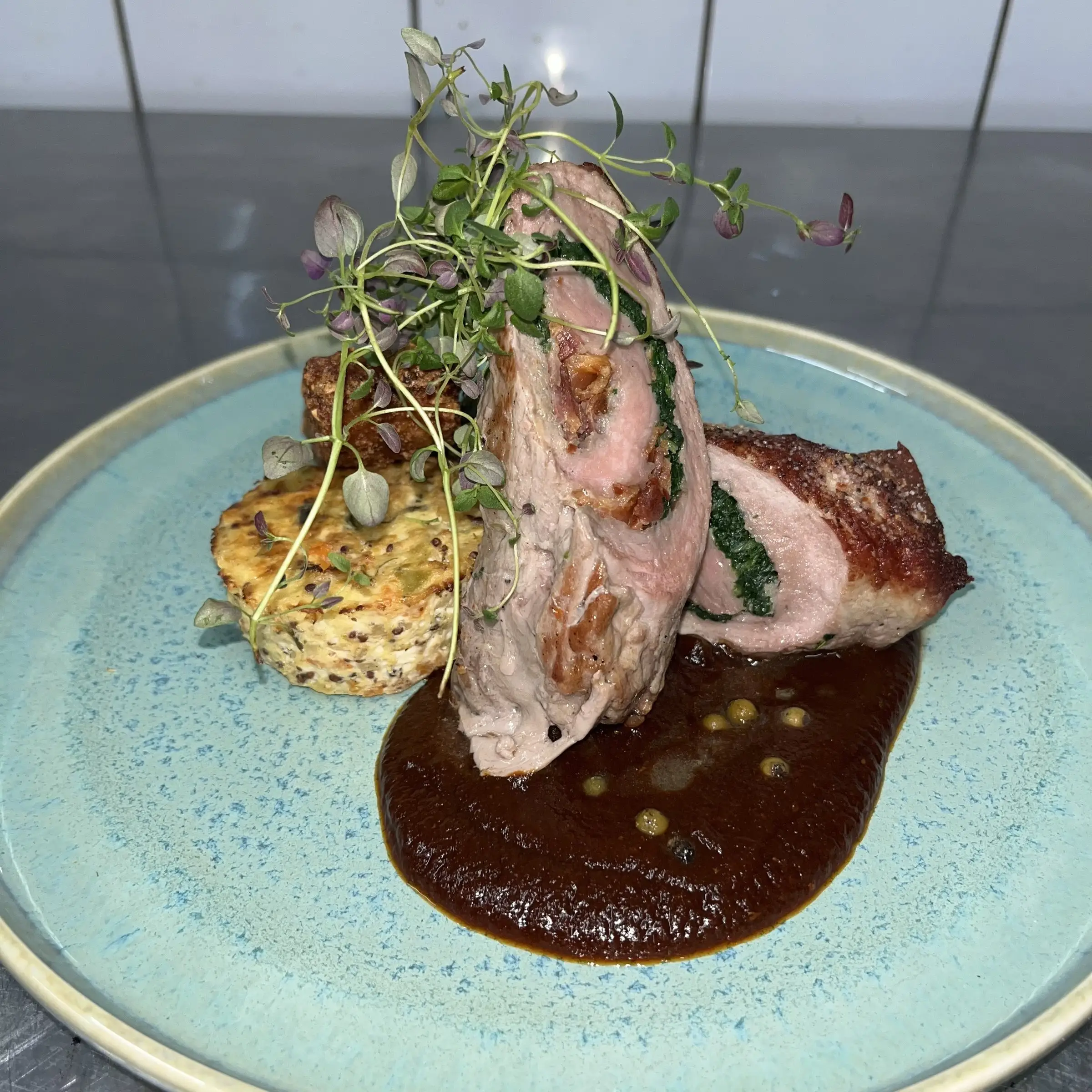 Svinemørbrad roulade med sauce og grøntsagskage