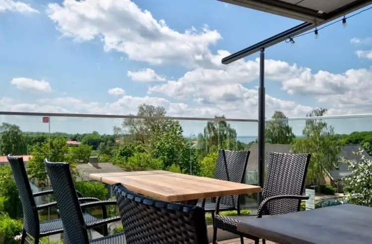 Bord på terrassen med udsigt mod Aarhus Bugten