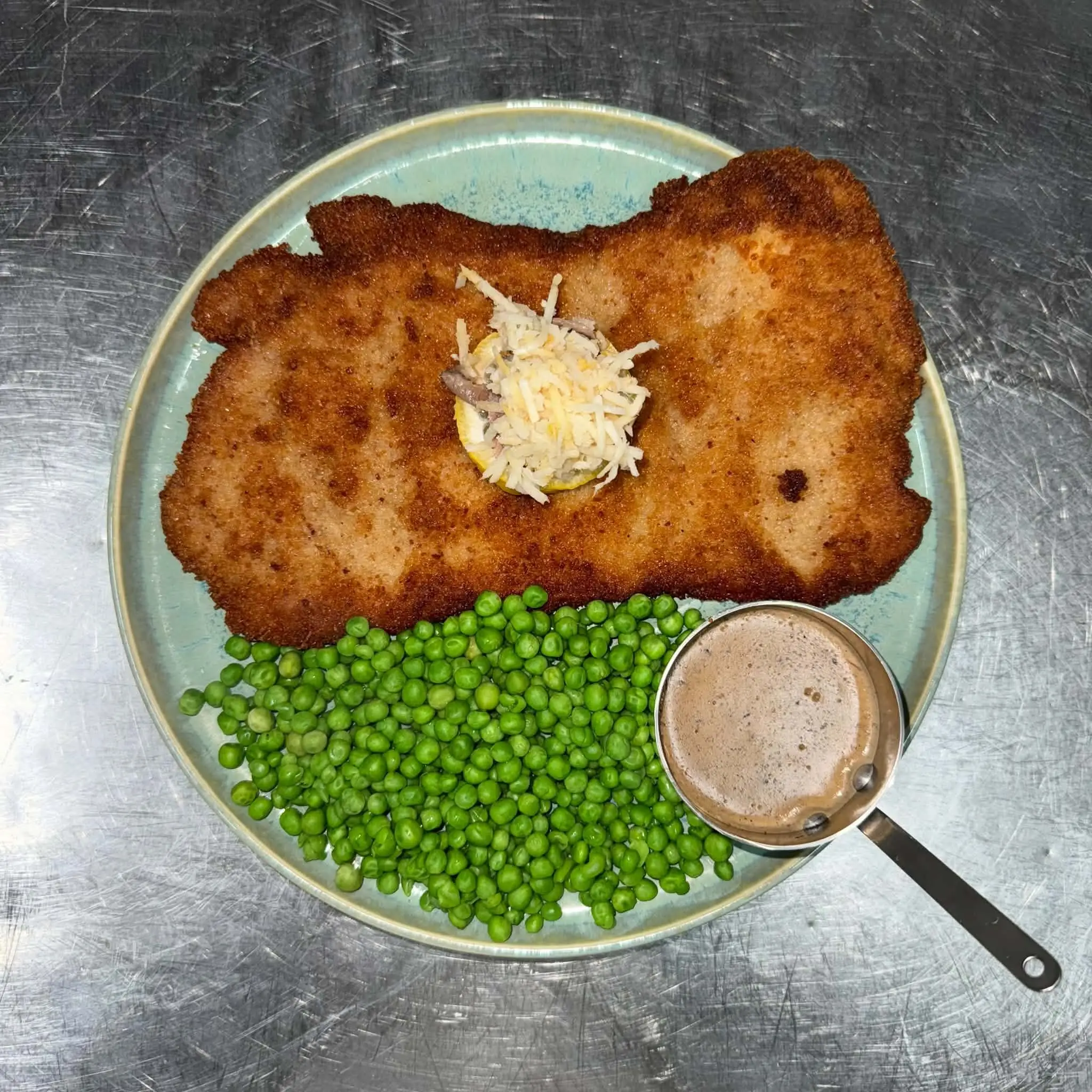 Wienerschnitzel med ærter, citron og champignonsauce
